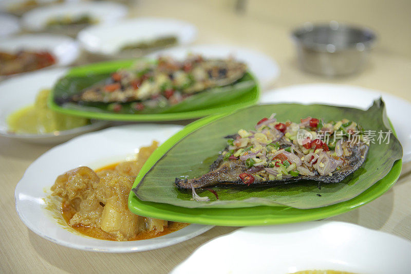 巴东餐厅的Ikan bakar，巴东的传统食物，西苏门答腊岛，印度尼西亚